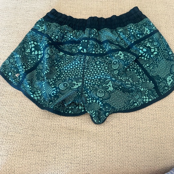 Lululemon Tracker shorts - Picture 2 of 3